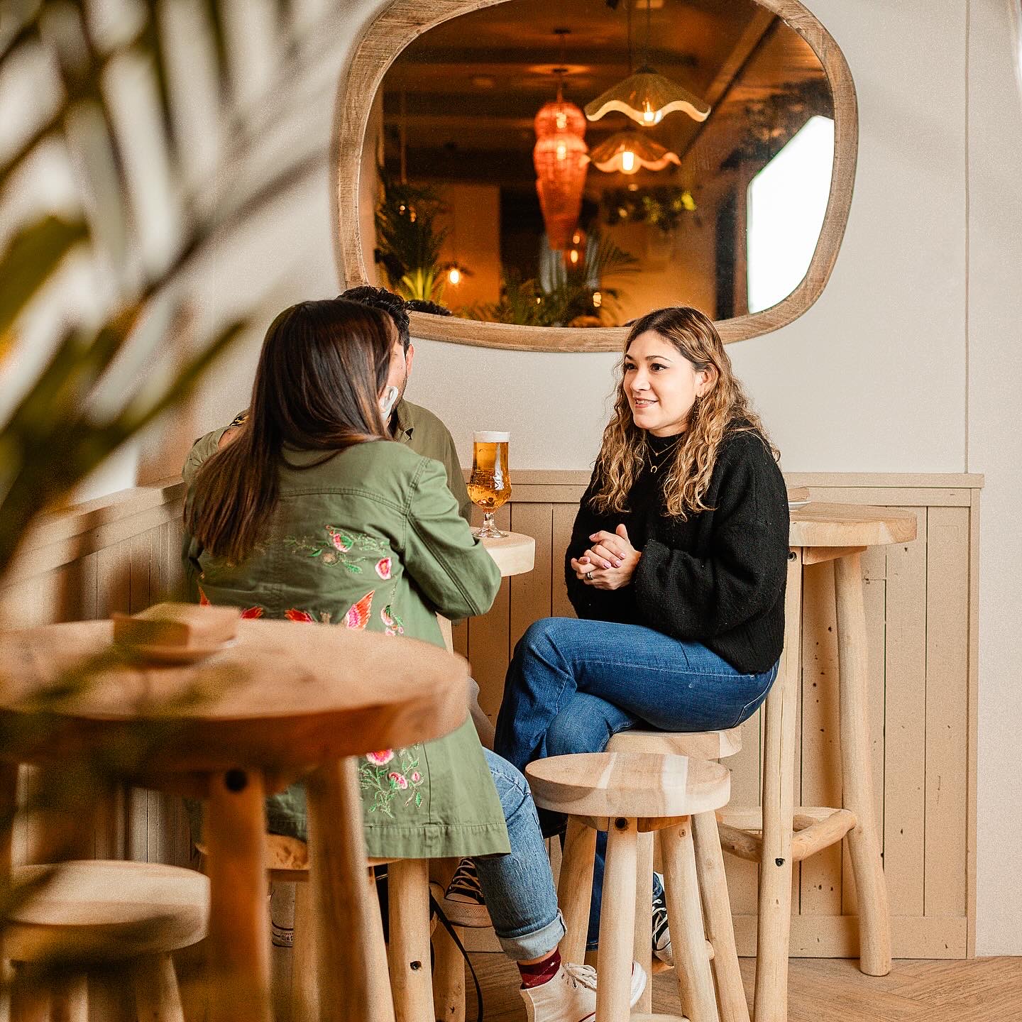 Clientes conversando en la barra de Casa Ponzano con cervezas