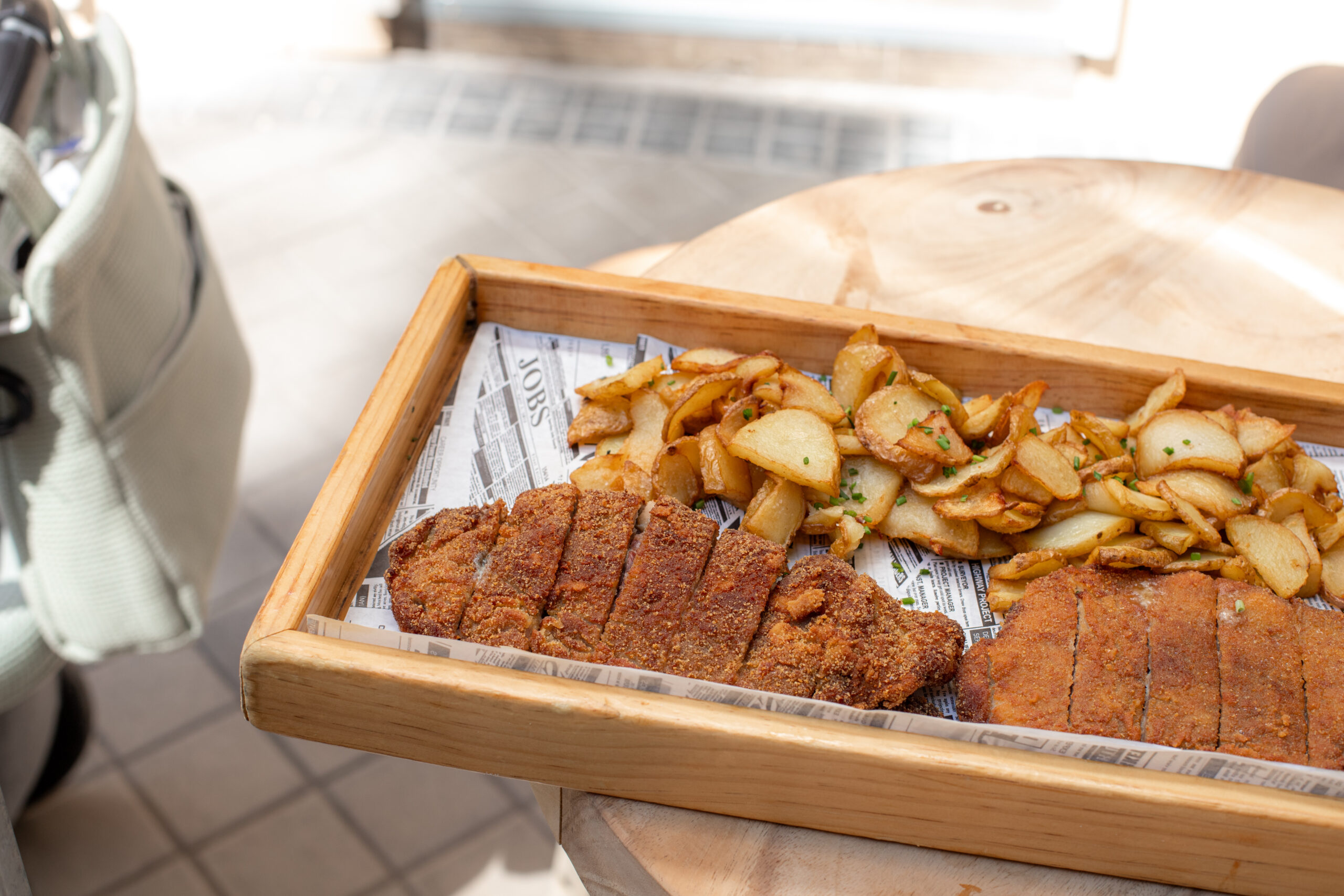 Cachopo Varjak de Casa Ponzano servido en bandeja con patatas fritas