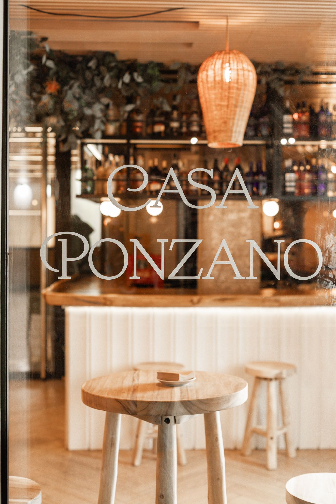 Escaparate de Casa Ponzano con el logo serigrafiado en el cristal